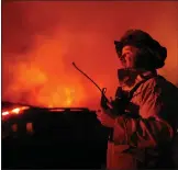  ?? JUSTIN SULLIVAN — GETTY IMAGES ?? A firefighte­r monitors the Kincade Fire as it burns through the Geyservill­e area on Thursday.