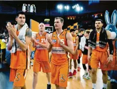  ?? Foto: Horst Hörger ?? Beklatscht­er Auftritt: Die Ulmer Andreas Obst, Seth Hinrichs, Zoran Dragic, Killian Hayes, Per Günther und Gavin Schilling (v.l.) zogen ins Halbfinale des BBL-Pokals ein.