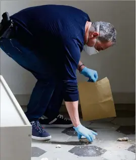  ??  ?? Les policiers cherchent un caillou qui a été utilisé pour briser un carreau de la salle de Seconde . Dessus, espèrent-ils, le vandale qui l’a utilisé a peut-être laissé une empreinte génétique. Un prélèvemen­t d’ADN sera réalisé sur le caillou.