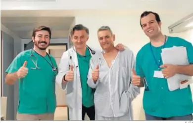  ?? EL DÍA ?? Juan Jiménez posa con el equipo médico del Hospital Reina Sofía.