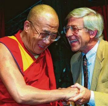  ?? Foto: dpa ?? Gute alte Bekannte: der Dalai Lama (links) und der Journalist Franz Alt bei einem Treffen in Berlin.