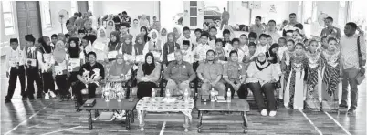  ??  ?? SEBAHAGIAN daripada 49 peserta Program Kem Pintar 2.0 AADK Daerah Tawau dari 5 hingga 8 Mei melibatkan lima sekolah rendah di Tawau merakamkan gambar bersama Muis dan tetamu kehormat yang lain.