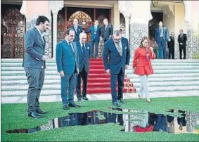  ?? STEPHANE DE SAKUTIN / AFP ?? Tras la reunión. El rey Mohammed VI, entre el presidente François Hollande y la ministra Ségolène Royal