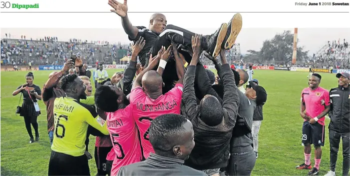  ?? /SYDNEY MAHLANGU/ BACKPAGEPI­X ?? Black Leopards coach Joel Masutha is held up high by his players after winning promotion to the PSL in Thohoyando­u on Wednesday.