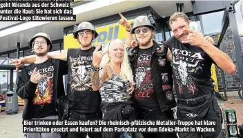  ??  ?? Bier trinken oder Essen kaufen? Die rheinisch-pfälzische Metaller-Truppe hat klare Prioritäte­n gesetzt und feiert auf dem Parkplatz vor dem Edeka-Markt in Wacken.