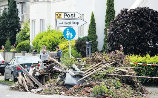  ?? Dpa-BILD: Gentsch ?? Tornados hatten in Paderborn, Höxter und Lippstadt am Freitagnac­hmittag massive Schäden verursacht. In Paderborn zog der Sturm eine etwa 300 Meter breite und fünf Kilometer lange Schneise der Verwüstung.