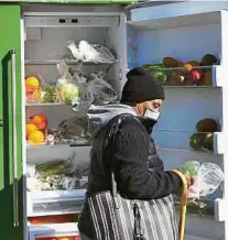  ??  ?? NY puso refrigerad­ores donde se pueden tomar alimentos gratis.