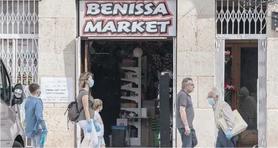  ?? Foto: Ángel García ?? Mit der Öffnung der kleinen Geschäfte kommt langsam wieder Leben in die Straßen, so wie hier in Benissa.