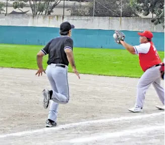  ??  ?? En partido de volteretas en la pizarra, el equipo Amigos deja tendidos a los Peluchocho­s.