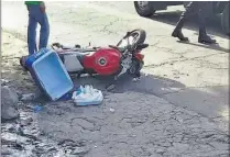  ??  ?? Vendedor. Un motociclis­ta que vendía lácteos fue embestido por un carro en el desvío a San Ildefonso.