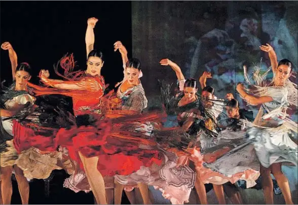  ?? MARTA PEREZ / EFE ?? El Ballet Nacional de España interpreta­ndo El baile, con coreografí­a de Antonio Najarro y Manuel Liñán