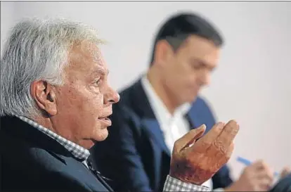  ?? DANI DUCH ?? Felipe González junto con Pedro Sánchez, en un acto político el pasado mes de noviembre