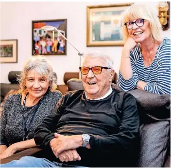  ?? FOTO: THOMAS LAMMERTZ ?? Wolfgang van Gemmern mit seiner Pflegerin Gordana Smitka (l.) und seiner Tochter Ute Herrmann. Die beiden Frauen helfen dem 89-jährigen blinden Krefelder seine Märchen auf Papier zu bringen.