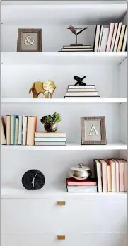  ??  ?? A mix of metallics adds interest to this bookcase and shelving space. (Design Recipes)