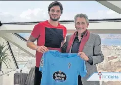  ??  ?? PRESENTACI­ÓN. Yokuslu y Mouriño posan con la camiseta del Celta.