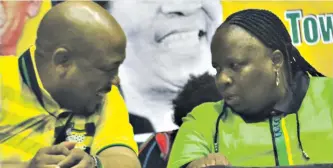  ?? Muzi Zincume ?? The new ANC Musa Dladla Regional Chairperso­n, Mdu Mhlongo in discussion with his predecesso­r Nonhle Mkhulisi during the regional conference held at Unizulu