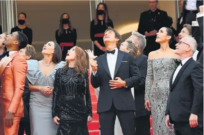  ?? ?? Tom Cruise y el equipo de
Top Gun: Maverick
deslumbrad­os por la recepción aérea en Cannes.