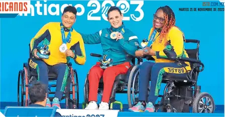  ?? ?? La nadadora mexicana no se cansa de los éxitos, ayer ganó un oro en natación, en Santiago.