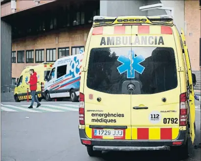  ?? ÀLEX GARCIA ?? Ambulancia­s de Emergèncie­s Mèdiques en la entrada de Urgencias del hospital Vall d’hebron