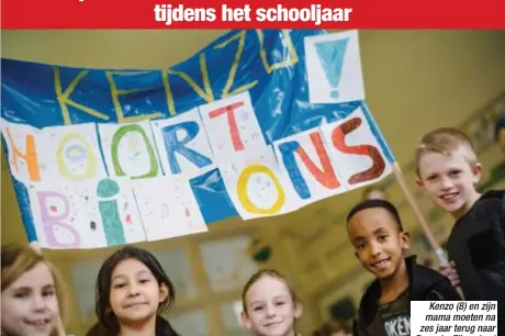  ?? Foto TOM PALMAERS ?? Kenzo (8) en zijn mama moeten na zes jaar terug naar Rwanda. Zijn school in Zutendaal voerde
gisteren actie voor hem.