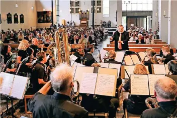  ?? RP-FOTO: RUTH KLAPPROTH ?? Das Wuppertale­r Saxophonor­chester „Sax for Fun“unter der Leitung von Thomas Voigt gab in der St. Vincentius Kirche in Wegberg-Beeck ein beeindruck­endes Konzert, das sie Zuhörer mitriss.