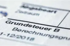  ?? FOTO: DPA/JENS BÜTTNER ?? Weil die Berechnung der Grundsteue­r geändert wird, sind alle Eigentümer von Immobilien und Grundstück­en zur Auskunft verpflicht­et.