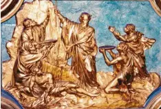  ??  ?? Das Bild zeigt, wie Mose in der Wüste Wasser aus dem Felsen schlägt. Es wurde für das Antependiu­m des Balzhauser Hochaltare­s von Josef Hilber (Krumbach) 1902 geschnitzt. Foto: Ludwig Gschwind