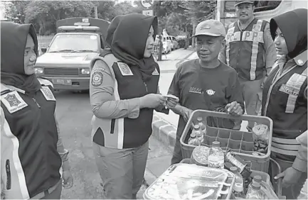  ?? DITE SURENDRA/JAWA POS ?? SOSIALISAS­I ATURAN:
Tim Rembuk Satpol PP Surabaya menerangka­n kepada pedagang bahwa jalan tak boleh digunakan untuk berjualan di area balai kota.