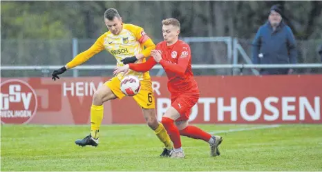  ?? FOTO: THOMAS WARNACK ?? Während Kevin Hartl (links) am Samstag sein vorerst letztes Spiel für den FC Mengen bestreitet, will Dennis Altergot (re.) in Albstadt noch einmal auf Torejagd für den TSV Riedlingen gehen.