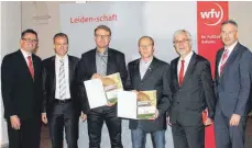  ?? FOTO: WFV ?? Die beiden geehrten Ehrenamtli­chen Harald Drabek (Dritter von links) und Thomas Kienle (Dritter von rechts) unter anderem mit Jens-Peter Schuller und Landrat Klaus Pavel.