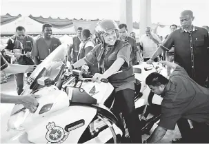  ?? — Gambar Bernama ?? MENGUJAKAN: Zahid tiba dengan menunggang motosikal Polis Trafik semasa hadir pada Majlis Pelancaran Jalinan Rakyat Plus (JRPlus) Bagan Datuk di Dewan Datuk Mohamed Jamrah Batu 17 Sungai Sumun semalam.