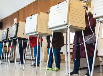  ?? TYLER LARIVIERE/SUN-TIMES FILE ?? Voters cast their ballots at the Galewood Community United Church in the 29th Ward in March. Over 1 million people have requested to vote by mail in the November general election.