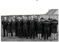  ??  ?? Les militaires de la communauté de brigades de Flers avec le commandant de la compagnie de Domfront-en-Poiraie, le chef d’escadron Laurent Caudan.