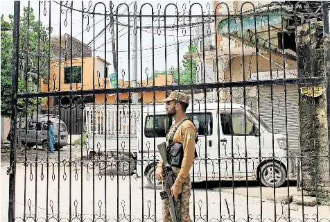  ?? FOTO: NABILA LALEE/DPA ?? Pakistan als Zwischenst­ation auf der erhofften Reise nach Deutschlan­d: Ein Wachmann vor dem Haji-abschiebez­entrum in der pakistanis­chen Hauptstadt.