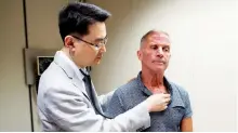  ?? DARRYL DYCK/THE CANADIAN PRESS ?? Dr. Don Sin, left, Head of the Respirator­y Division at St. Paul’s Hospital, listens to the lungs of Alan Finch, 62, who has chronic obstructiv­e pulmonary disease, in Vancouver, B.C.
