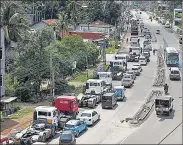  ?? REUTERS ?? Vehicles queue for diesel and petrol in Colombo.