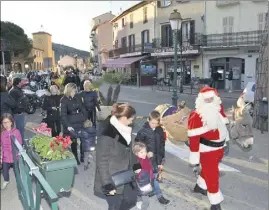  ?? (Photos M.-E.C.) ?? A la fin du conte de Noël, le Père Noël est venu chercher les enfants salle des mariages pour la cérémonie d’ouverture de sa boîte aux lettres.