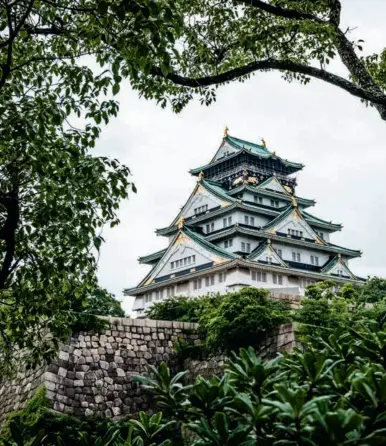  ??  ?? FROM LEFT: Koji Inokuma, owner of off-licence Asahiya; fridge of beers at Asahiya; Osaka Castle, originally commission­ed by warlord Toyotomi Hideyoshi in 1583