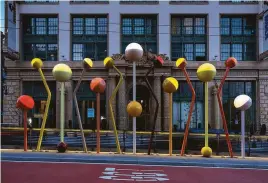  ?? Ethan Kaplan / San Francisco Arts Commission ?? Jorge Pardo’s installati­on on Van Ness Avenue and Geary Street consists of two sets of 13 steel figures that soar to 21 feet and light up at night.