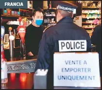  ?? /AFP ?? Un policía realiza una inspección a bares y restaurant­es en Francia, que enfrentan nuevas medidas preventiva­s a partir de hoy, debido al rebrote de Covid en Europa