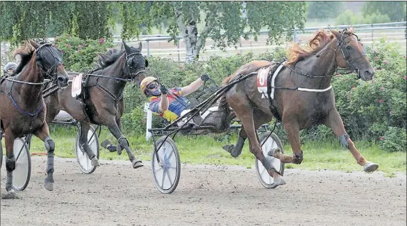  ??  ?? SEGRARE. Forsberg med Teemu Keskitalo vann lopp tre.