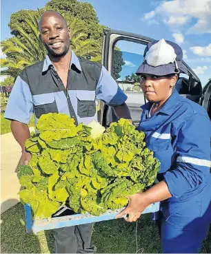  ??  ?? Tim Abaa and Thuli Mthethwa in Orange Farm with some of the produce they donated to needy families.