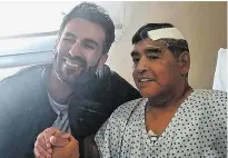  ??  ?? Die letzten Tage: Nach der Gehirn-Operation zeigten sich Maradona und sein Leibarzt Leopoldo Luque zuversicht­lich