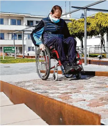  ?? Foto: Uwe Anspach/dpa ?? Andreas Brandl übt im Parcours den Umgang mit seinem Rollstuhl.