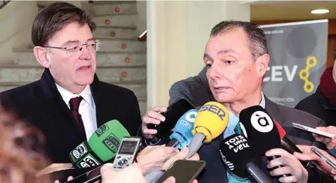  ?? EE ?? El presidente valenciano Ximo Puig junto al presidente de la patronal valenciana CEV, Salvador Navarro, mientras este atiende a los medios de comunicaci­ón.