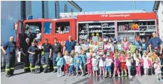  ?? FOTO: KINDERGART­EN ST. JOHANNES ?? Erzieherin­nen und Kindergart­enkinder durften mit dem Feuerwehra­uto durch den Ort fahren.