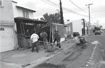  ??  ?? Un vehículo se metió hasta la cochera