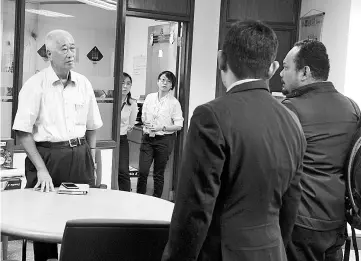  ??  ?? Penang state executive councillor Phee Boon Poh (left) meet with Malaysian Anti-Corruption Commission (MACC) officers at his office premises at Kompleks Tun Abdul Razak (KOMTAR) over an issue regarding a factory in Bukit Mertajam. - Bernama photo