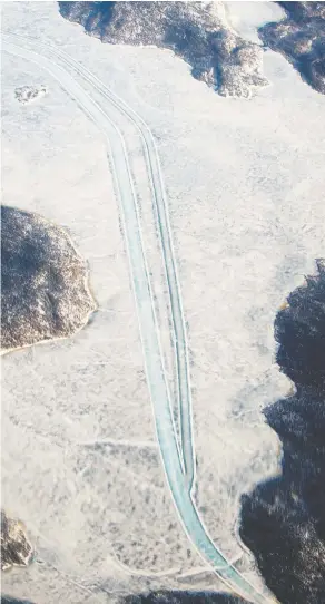  ?? BEN NELMS / BLOOMBERG ?? Ice roads, like this one shown in an aerial photo near Yellowknif­e,
are no longer considered reliable due to the warming climate.
