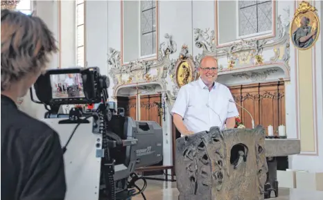  ?? SZ-FOTO: GÖTZ ?? Pfarrer Harald Gehrig wird von einem Kameramann des SWR bei der Probe in den Fokus genommen.